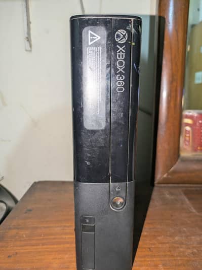 Xbox 360 ultra slim with two controllers