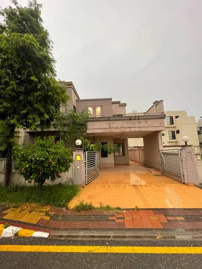 10 Marla House Available For Sale In Dream Gardens Lahore.