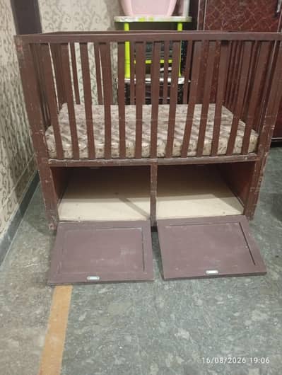 Here is a baby cort for new born baby.