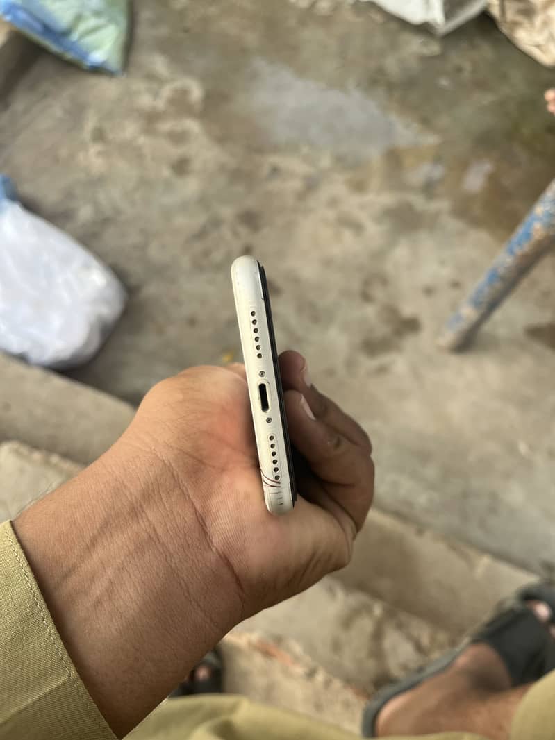 Apple iPhone 11 4