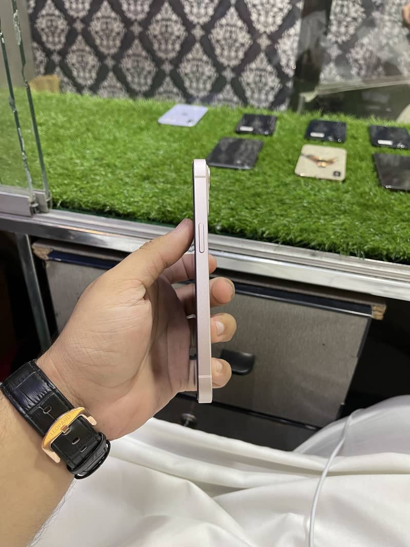 Apple iPhone 13 2
