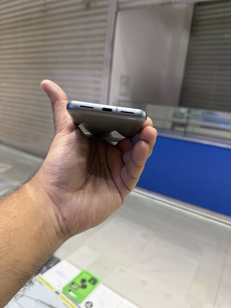 Google Pixel 8 4