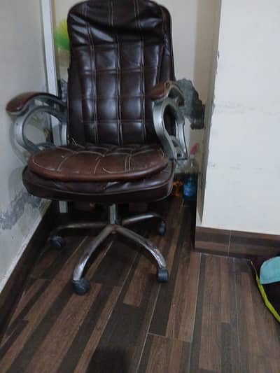 Executive Office Chair – Revolving Chair