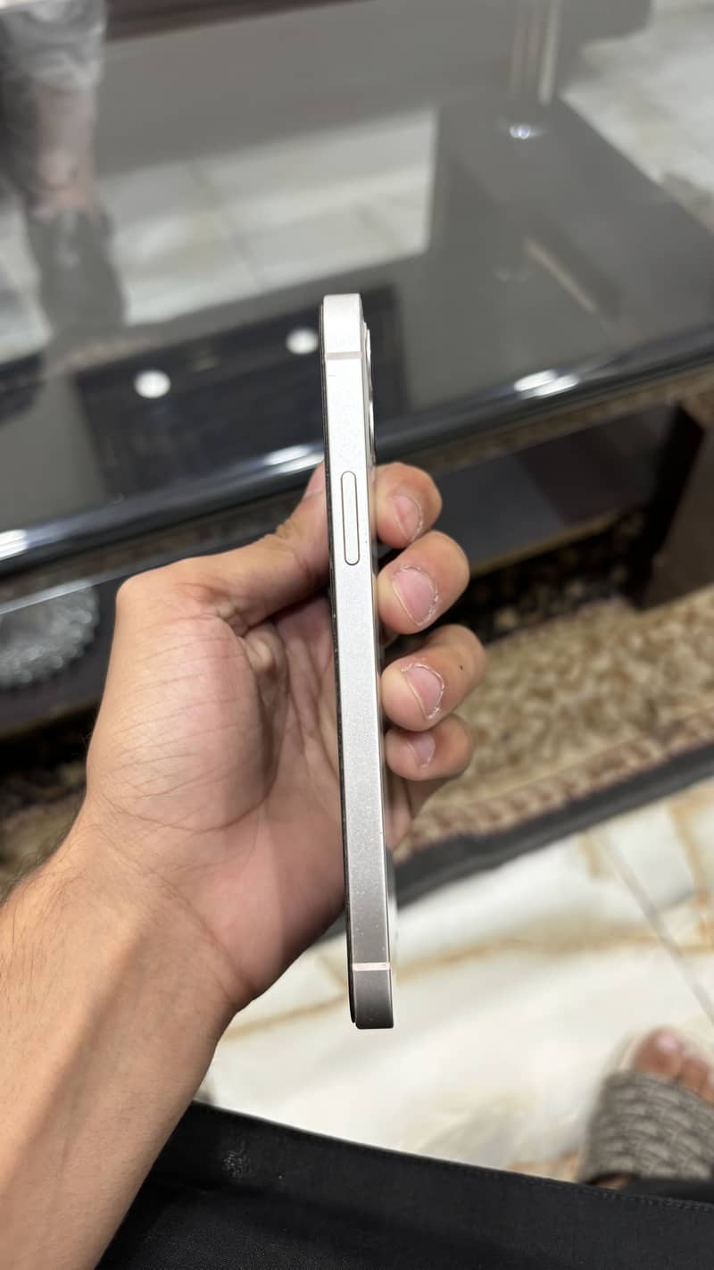 Apple iPhone 12 4