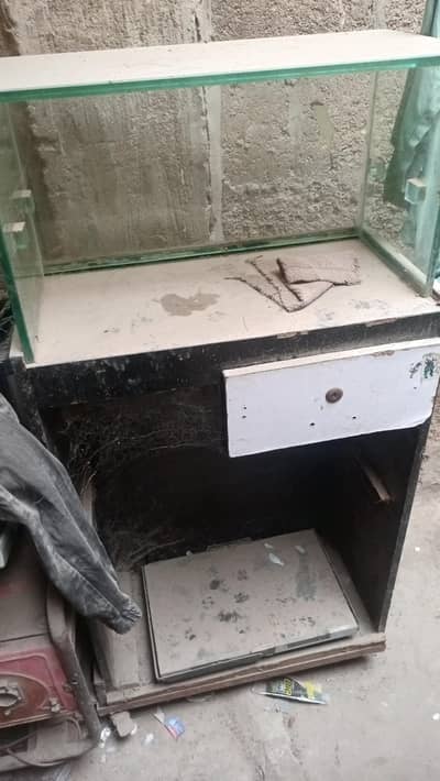 shop khatam ki hai sell krna hai glass bhe 12 mm pr ready hai ye