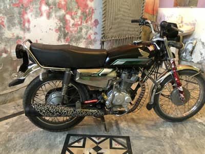 Honda 125 self start black colour . . . .
