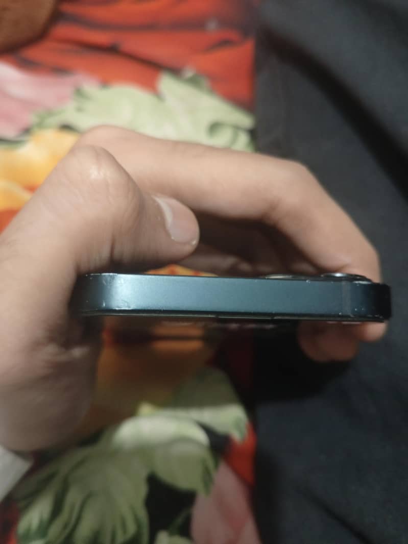 Apple iPhone 13 8