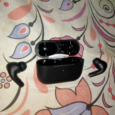 this is a decent black color airpod' best color and look