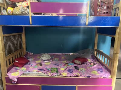 Buker bed Dabal new hai usde nhi hota itna one month ho wa hai