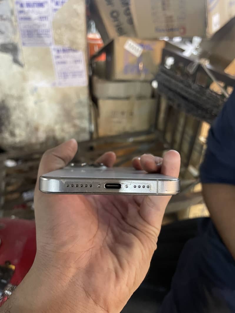 Apple iPhone 15 4