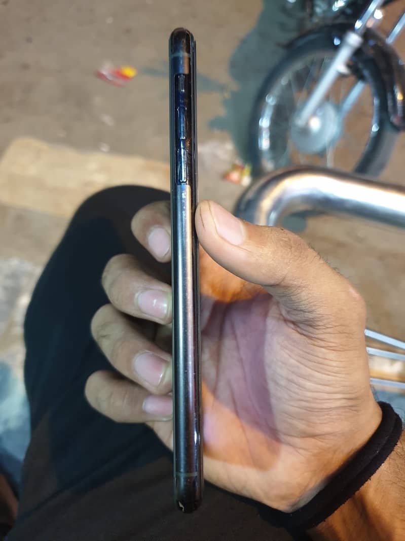 Apple iPhone 11 Pro Max 2