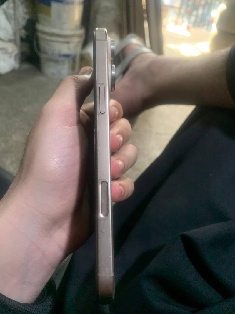 Apple iPhone 16 Pro Max 2