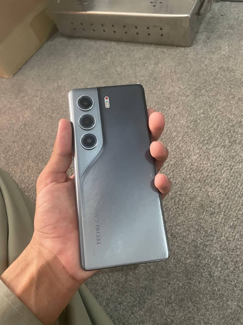 Tecno CAMON 40 Pro 1