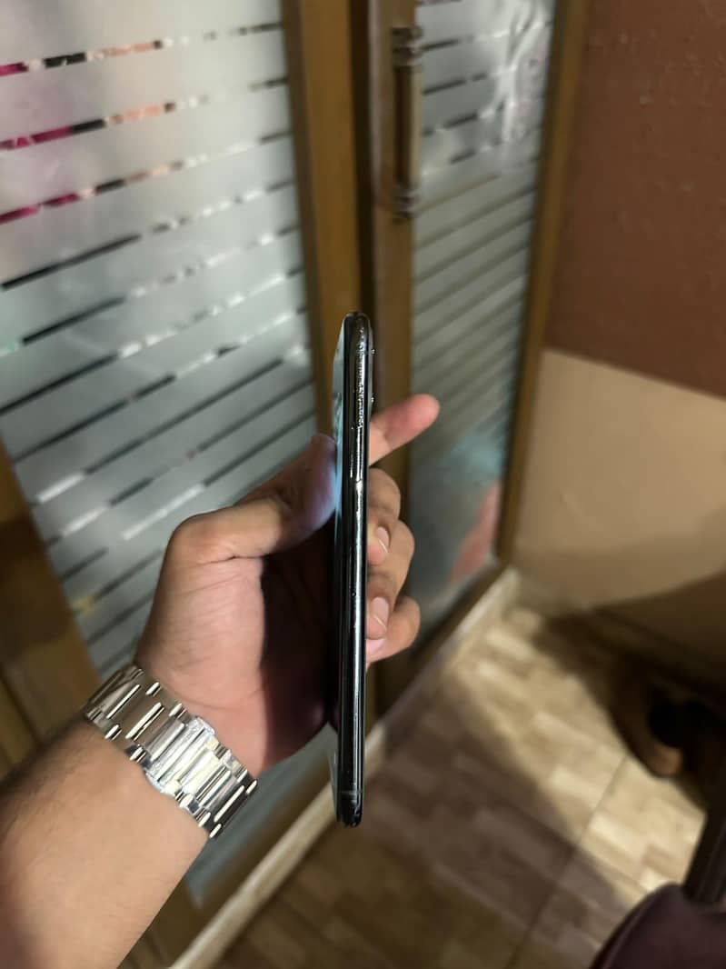 Apple iPhone 11 Pro Max 2