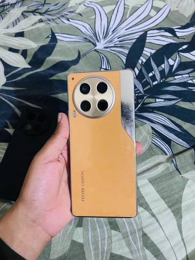 Tecno CAMON 30 loewe