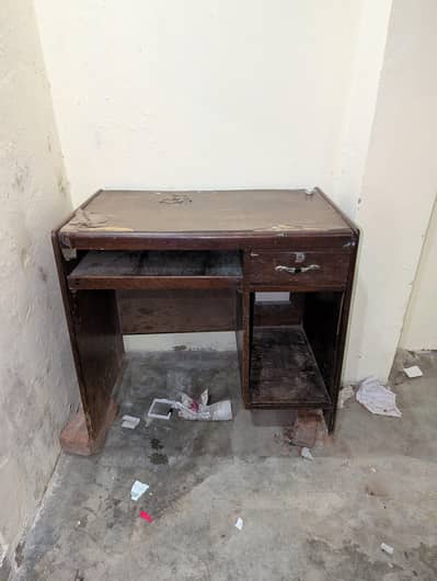 SIMPLE COMPUTER TABLE