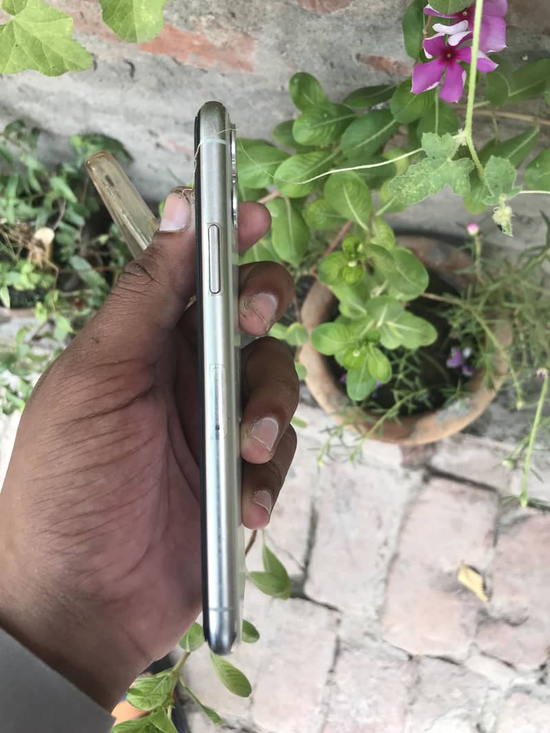 Apple iPhone 11 Pro 2