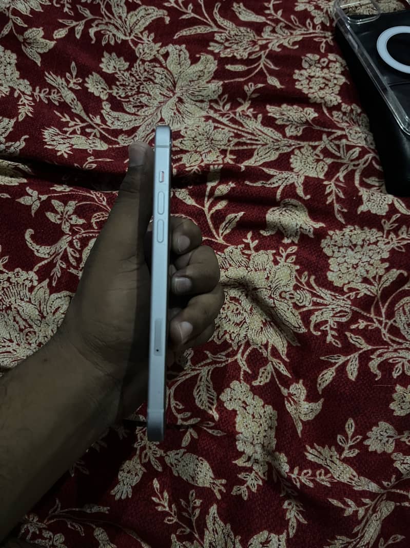 Apple iPhone 15 plus 10