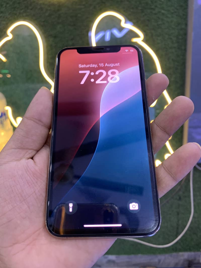 Apple iPhone XS 4