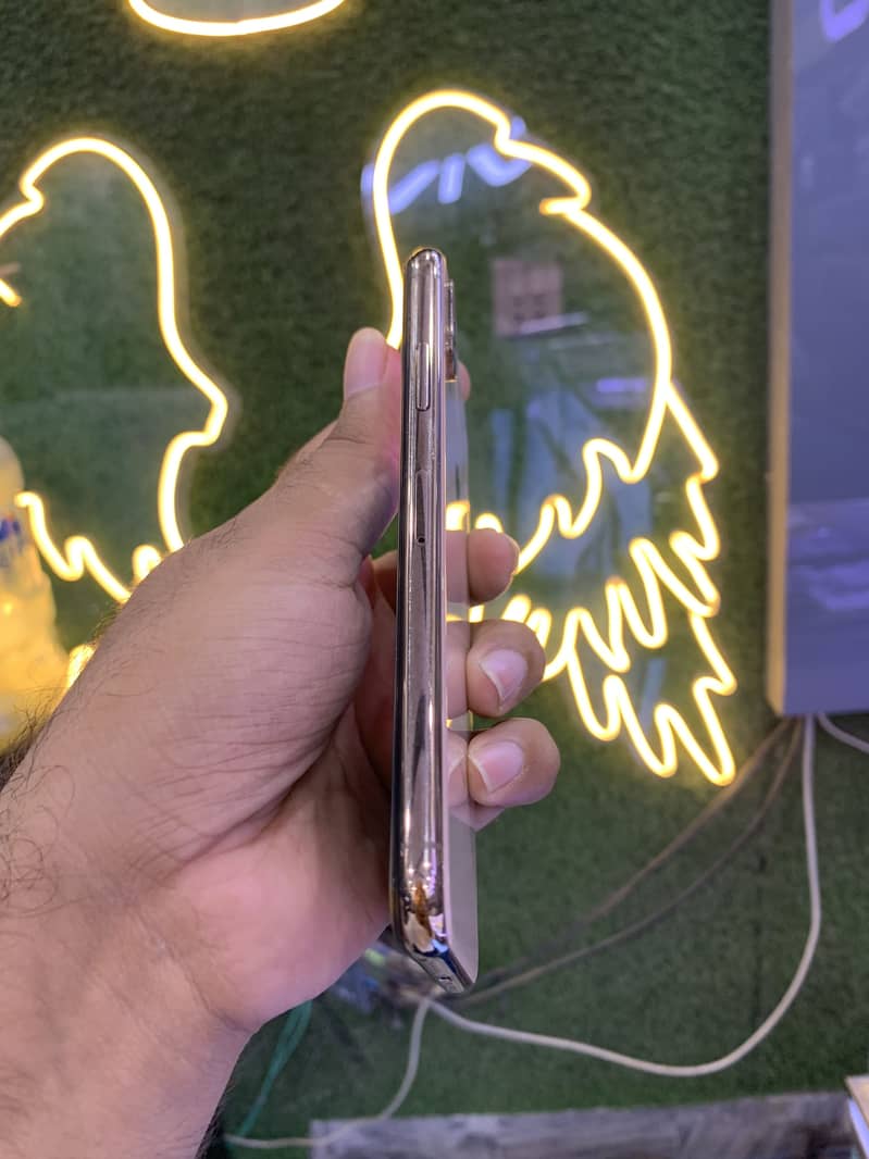Apple iPhone XS 5