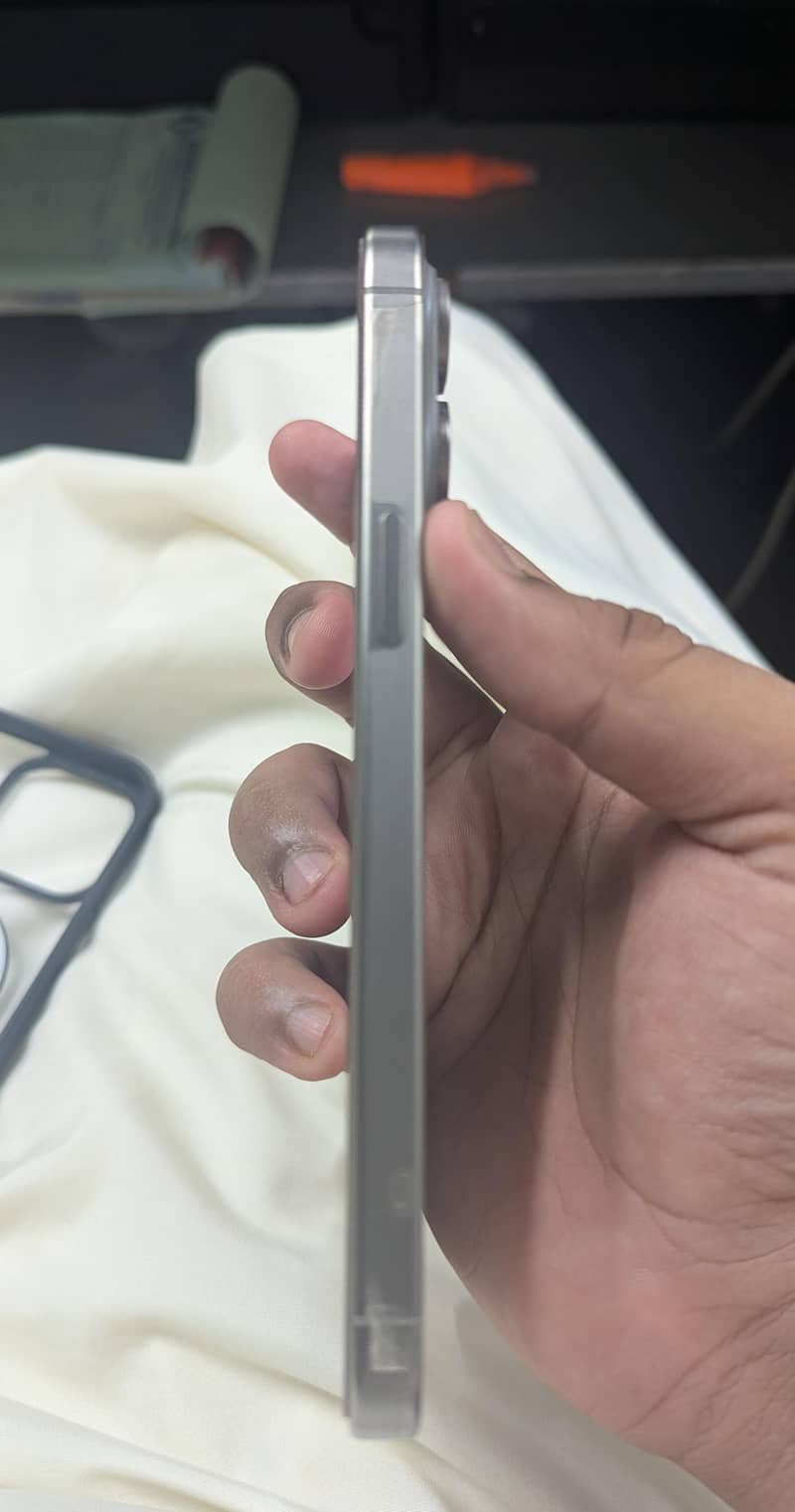 Apple iPhone 15 Pro Max 4