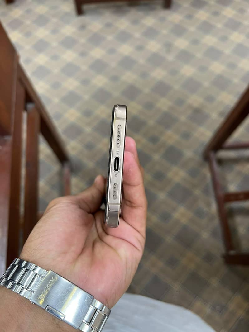 Apple iPhone 16 Pro Max 2