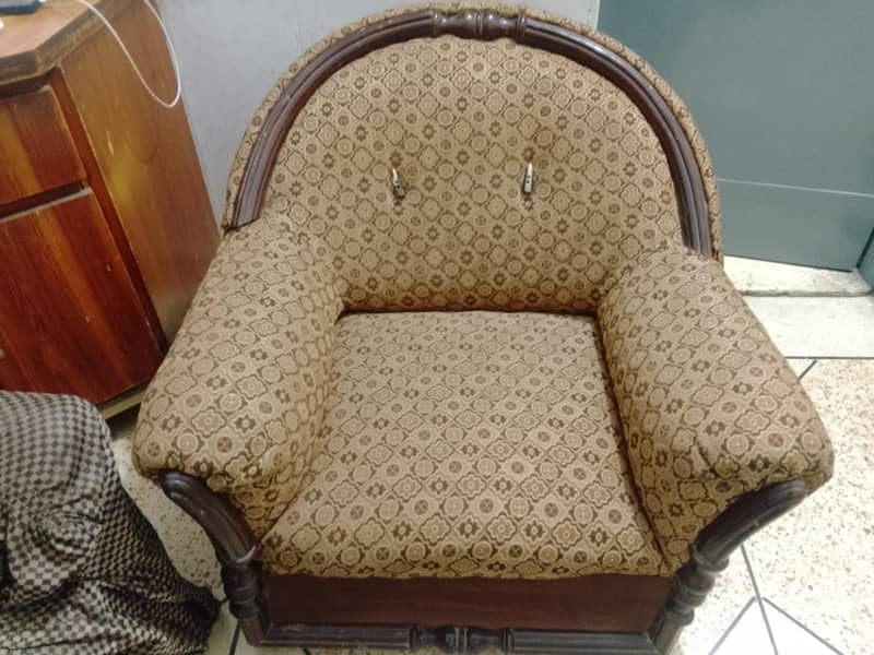 5-Seater Sofa Set (3+1+1) with Covers – Excellent Condition 5