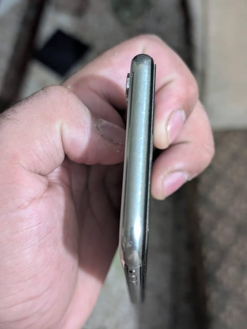 Apple iPhone X 4