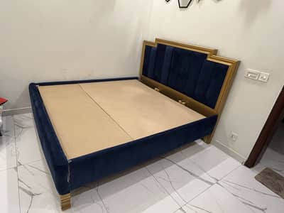 KING BED WITH SIDE TABLES