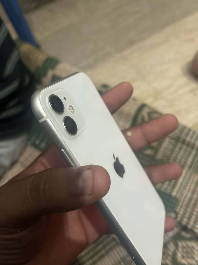 Apple iPhone 11 4