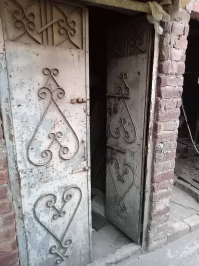 door with choghat