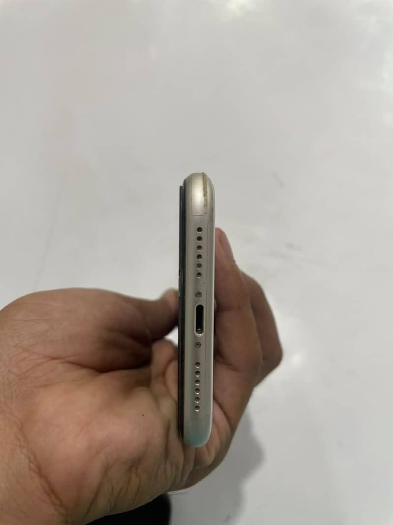 Apple iPhone 11 4