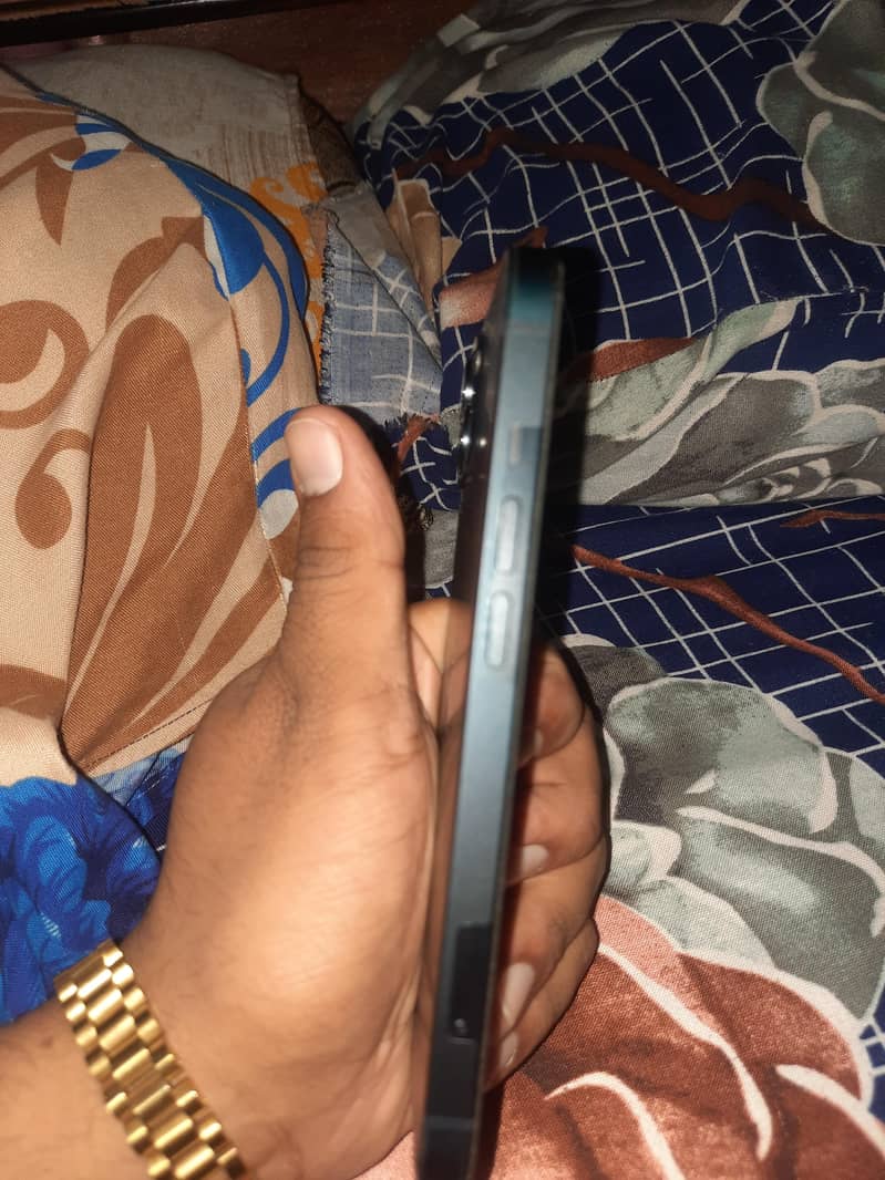 Apple iPhone 13 4