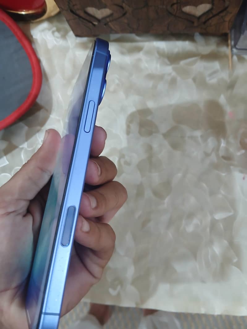 Apple iPhone 16 2