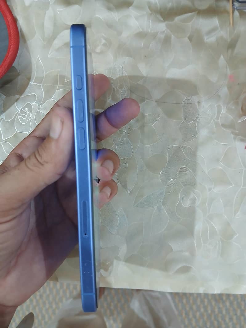 Apple iPhone 16 4