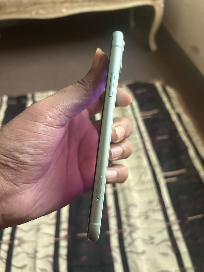 Apple iPhone 11 4