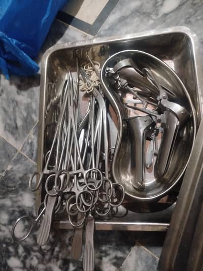 Obs/gynae instrument set 3 2 kidney trays 2 strizlaion tray complete