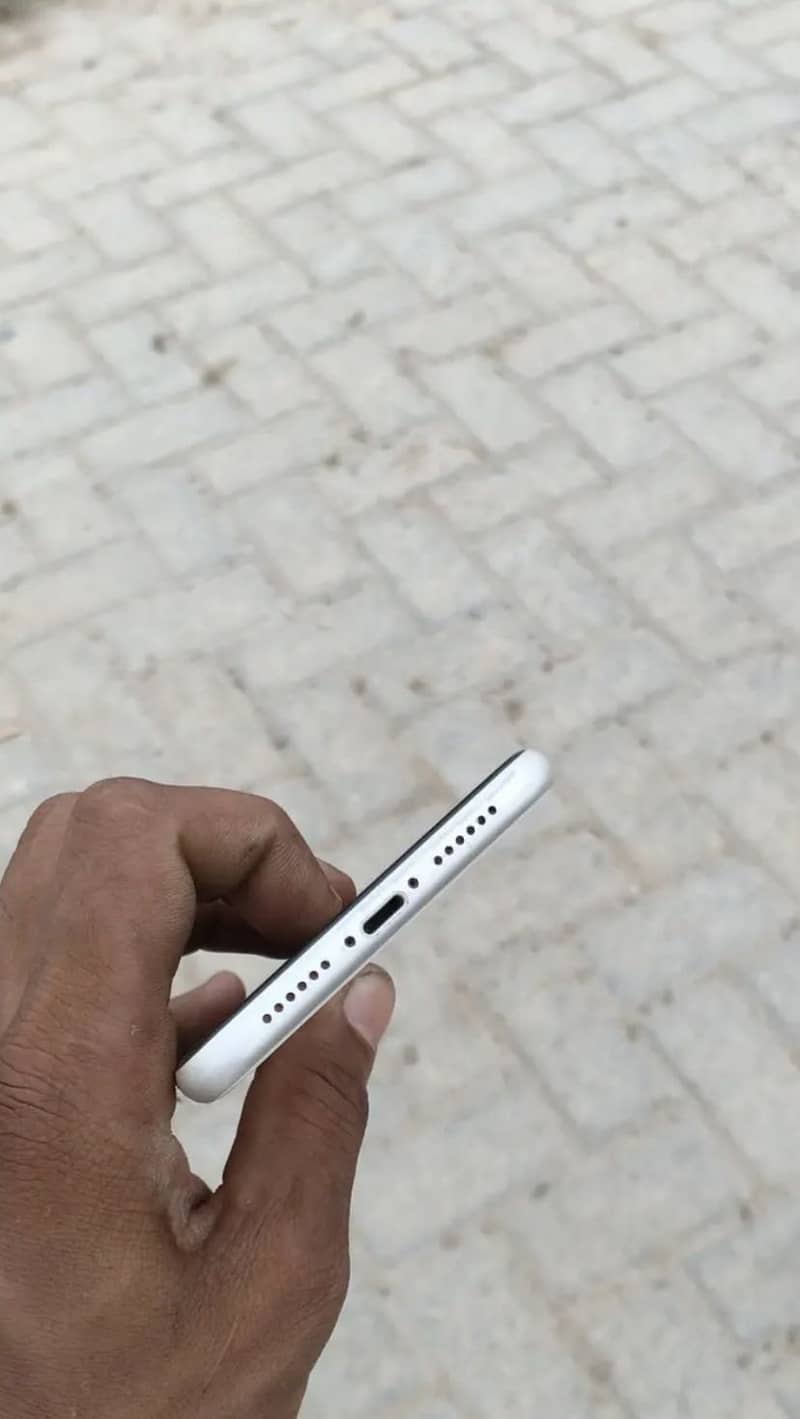 Apple iPhone 11 4