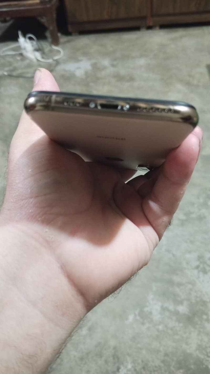 Apple iPhone XS 4