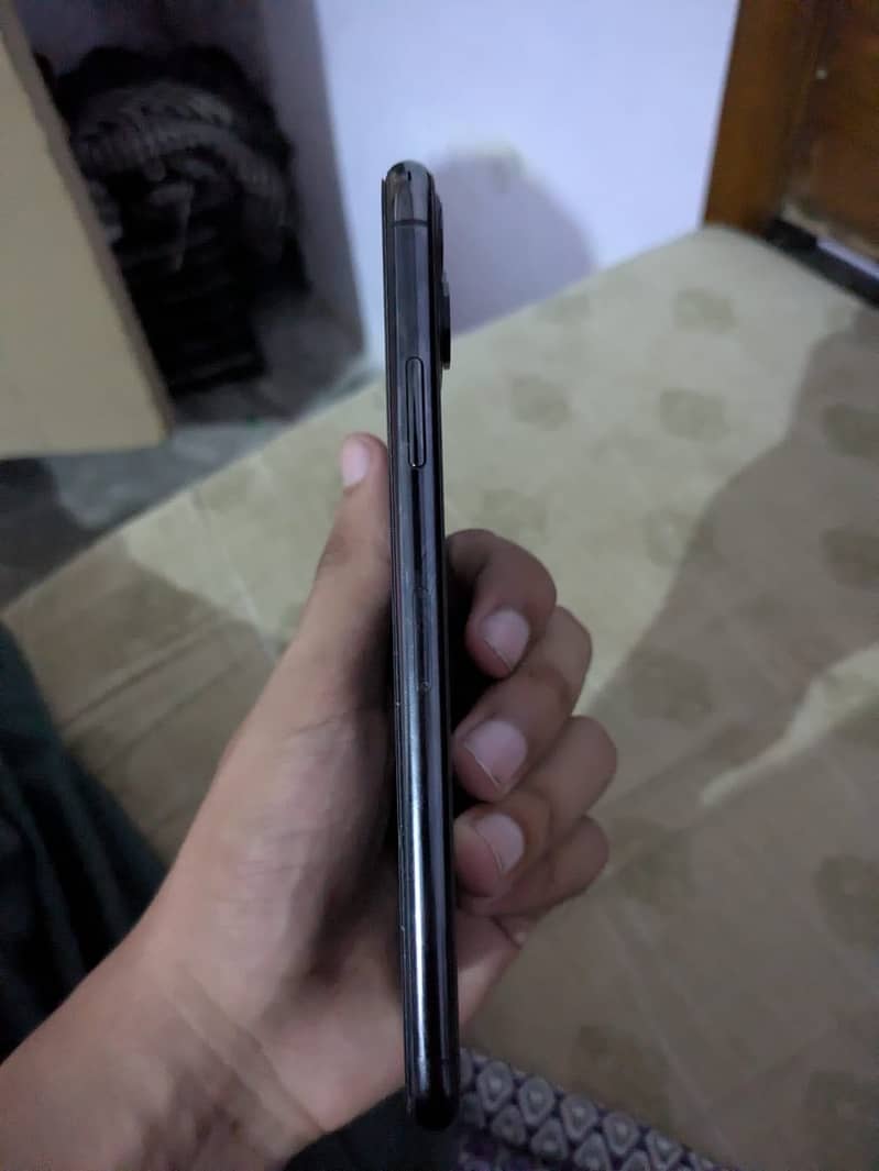 Apple iPhone 11 Pro Max 4