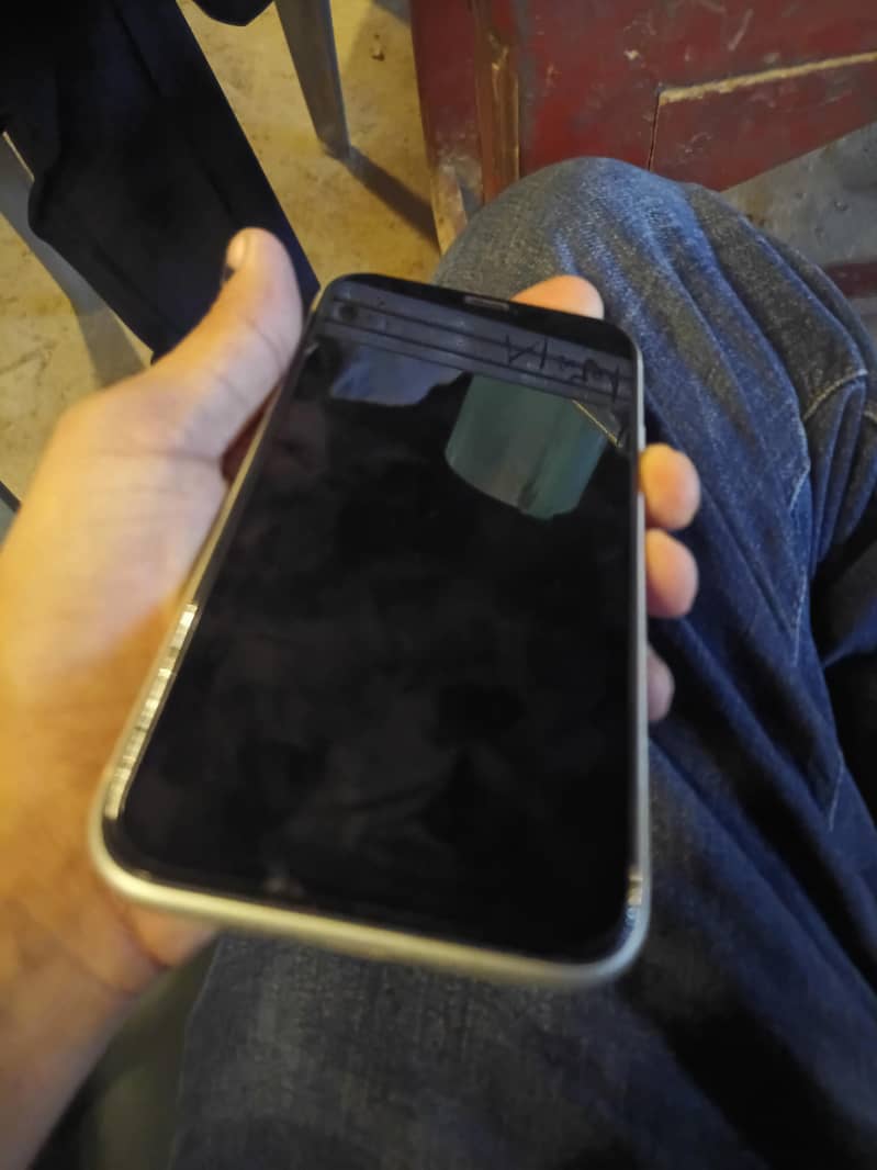 Apple iPhone 11 3