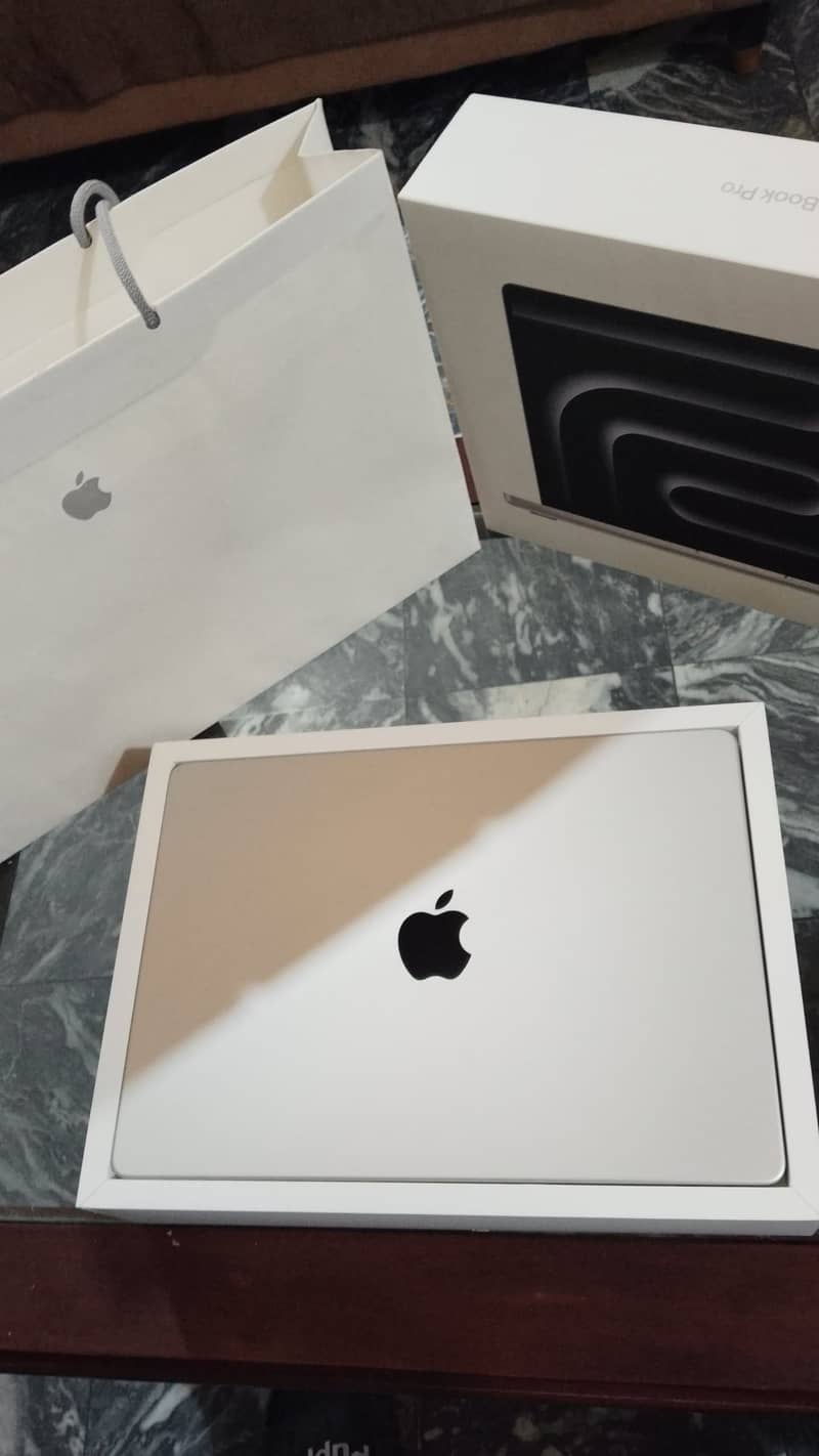 MacBook Pro M5 in Warranty 1