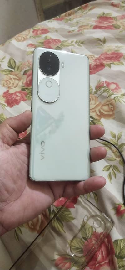 Vivo V40e 8+8/256 rate final 8ow with original charger only