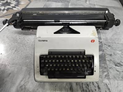 Olympia vintage manual type writer in original
