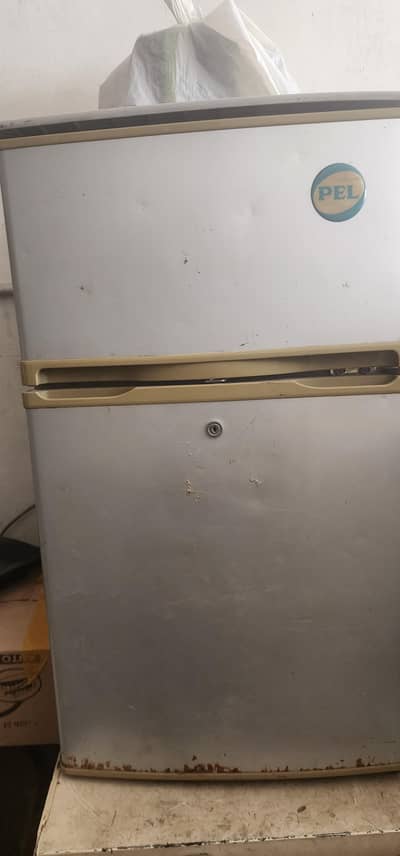 Room refrigerator
