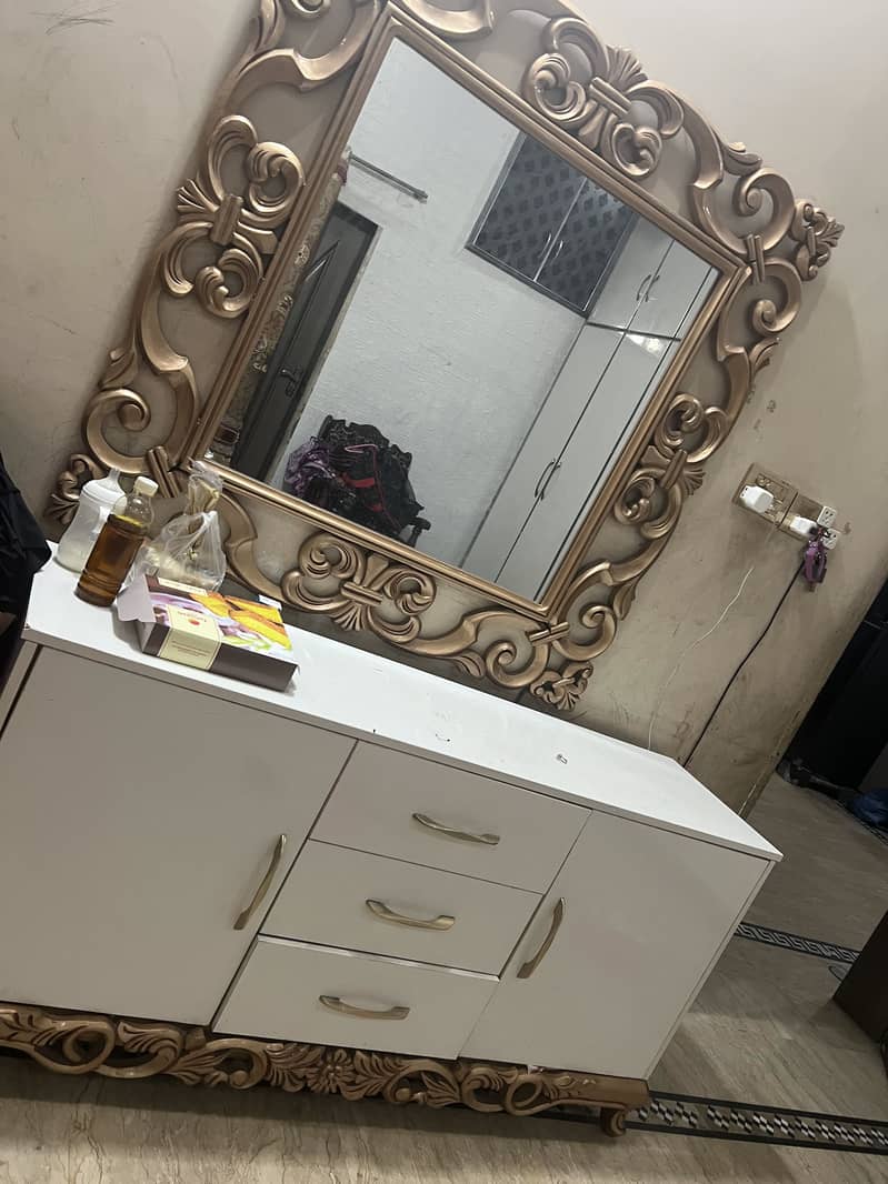Dressing table 0