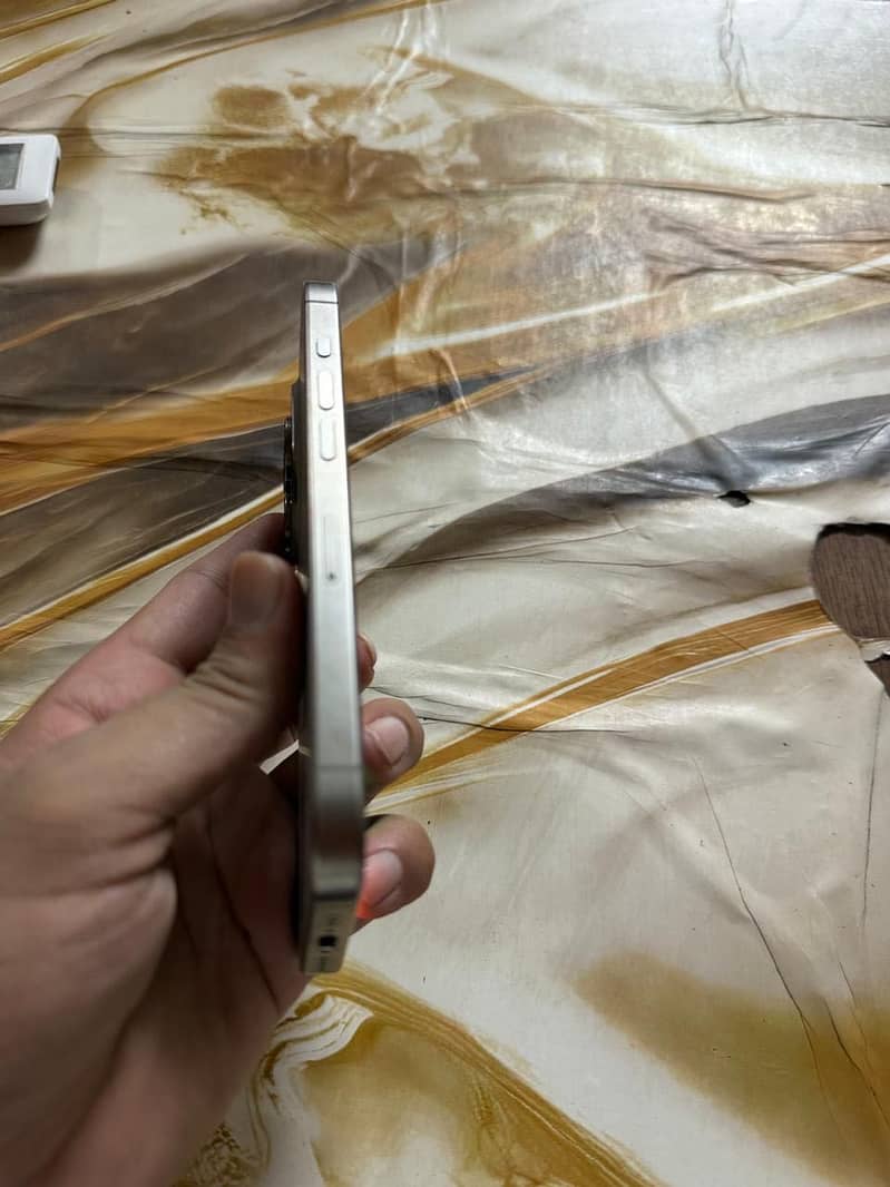 Apple iPhone 15 Pro 3