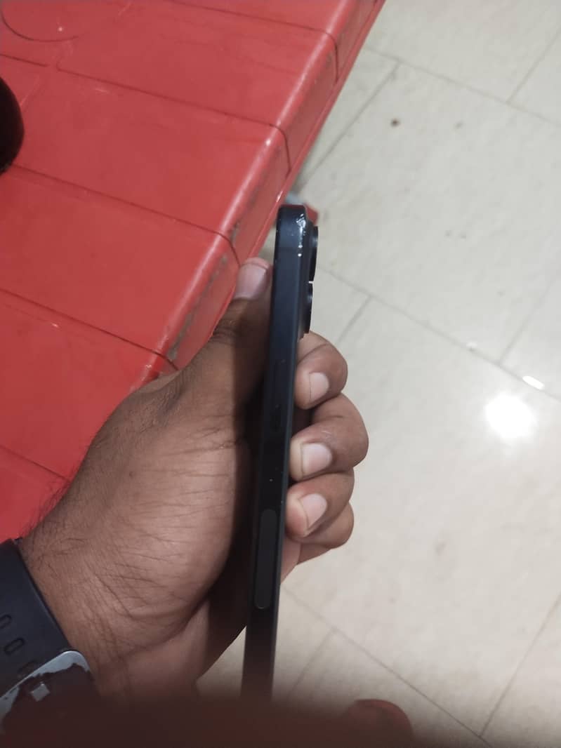 Apple iPhone 15 4