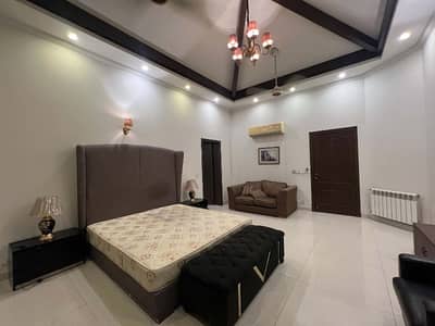 1KANAL UPPER PORTION FULLY FURNISHED WITH SEPARATE GATE IN DHA PHASE 5