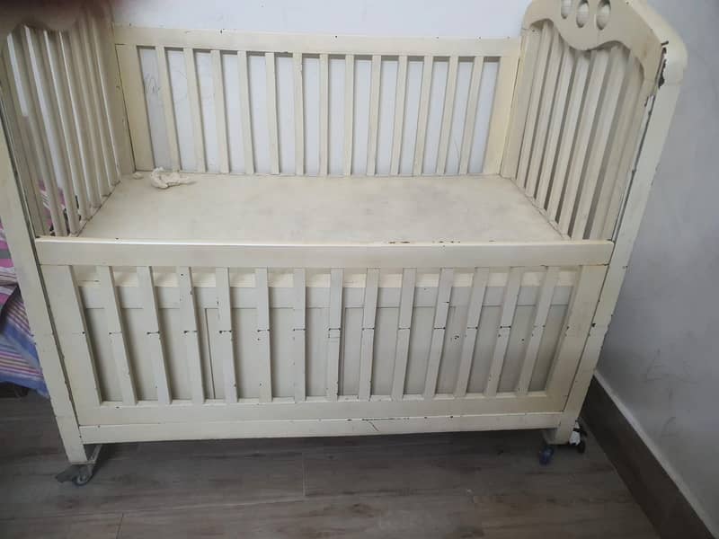 Solid wood crib with storage and lockable wheels 2